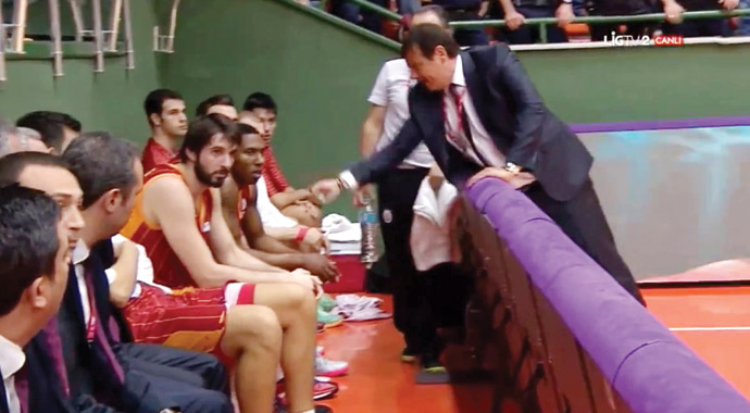 Nolan, Ataman'a havlu fırlattı