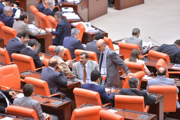Ak Partili vekiller Filistin atkılarıyla Meclis'te