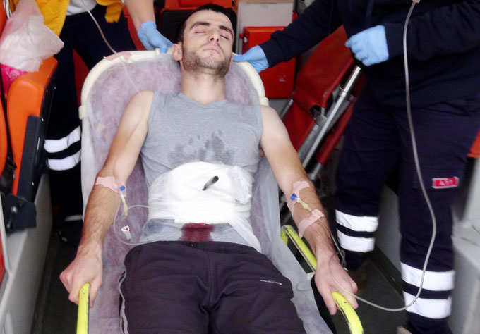 Karnına saplanan bıçakla hastaneye kaldırıldı
