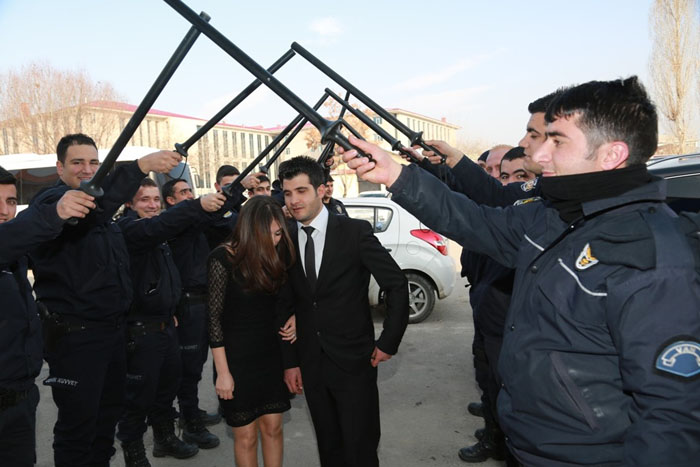 Dünyaevine kelepçeli girdiler