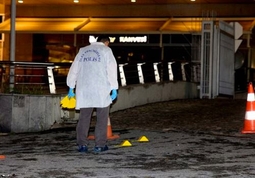 Avcılar'da AVM'ye uzun namlulu silahla saldırı