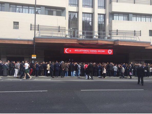 Randevu kalktı, Avrupa'daki Türkler sandıklara akın etti