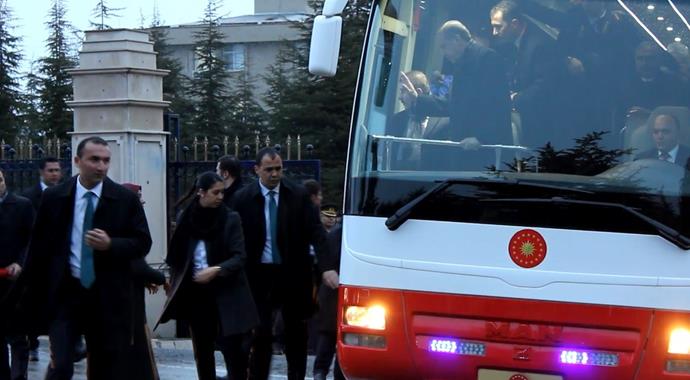 Erdoğan'ın otobüsünü durdurdu, iki çocuğu için yardım istedi