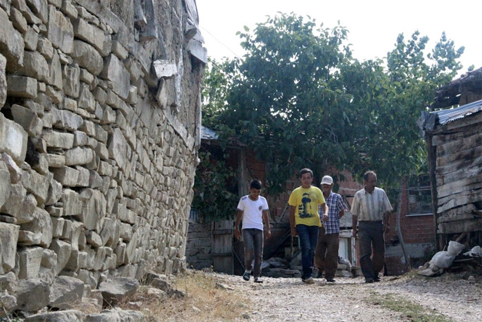 Heyelan korkusu köy taşıttırıyor