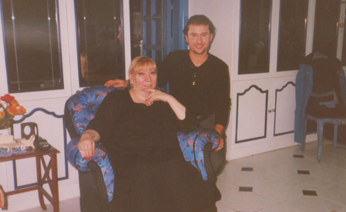 Ünlü sanatçı hayatını kaybetti