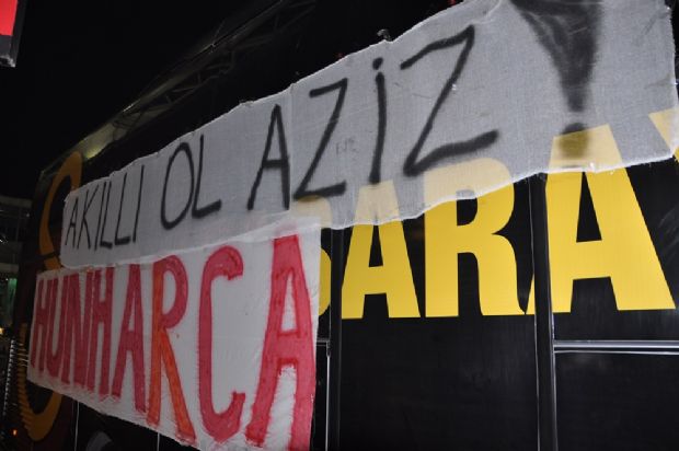 Galatasaray'dan Aziz Yıldırım'a şok pankart!