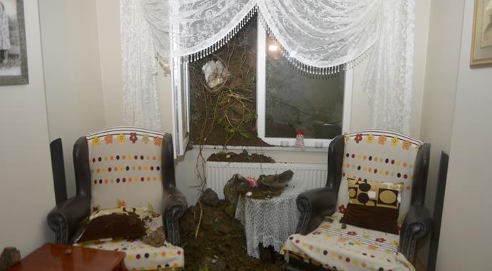 İstanbul'da iki evin içi toprak doldu!