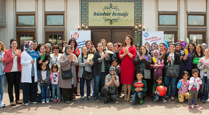 Açelya Akkoyun'ndan Anneler Günü'ne özel program