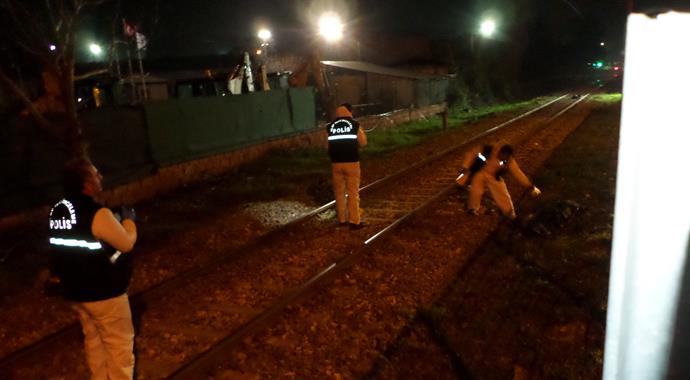 Sakarya'da üniversiteli öğrenciler trenin altında kaldı