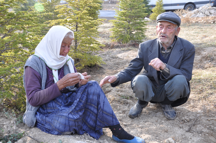 Ölen madencinin babasına valilik yeni lastik ayakkabı aldı