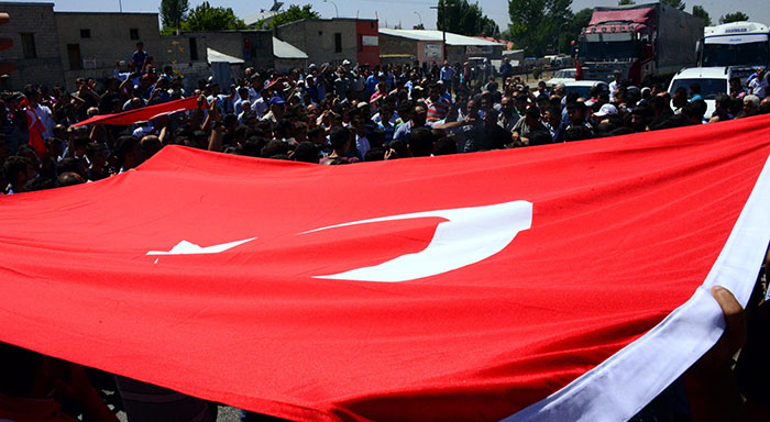 Pasinler Emniyet Müdürlüğü'ne halktan baltalı, kürekli destek