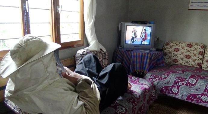 Hayatta kalması için bu kıyafeti giymeye mecbur!