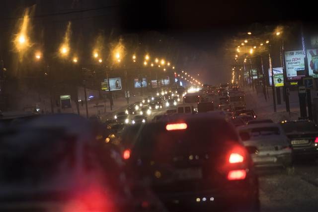 Moskova'da şu an... Yayalar otomobilleri solladı