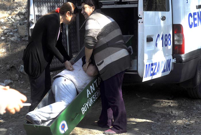 Kayıp oğlunun ormanda asılı cesedini gören anne tabuta girdi!