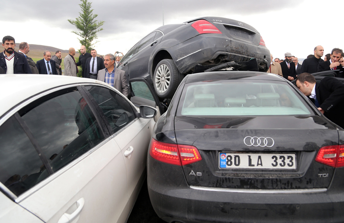 Bahçeli'nin konvoyunda zincirleme kaza!