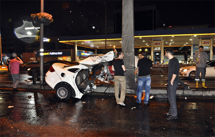 Bahçelievler'de feci kaza, otomobil ikiye ayrıldı: 2 ölü