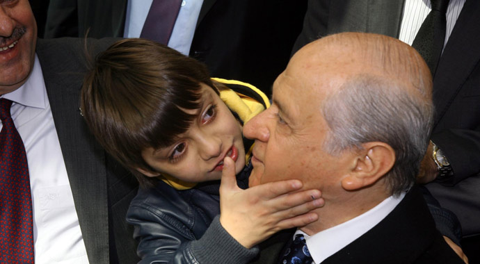 Sürpriz ziyaretçiden Devlet Bahçeli'ye moral öpücüğü