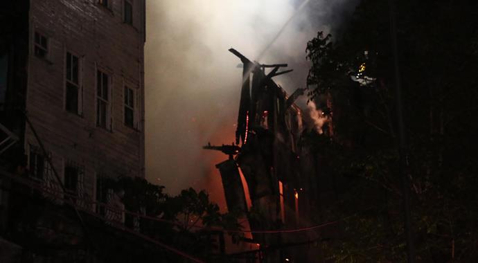 Balat'ta korkutan yangın