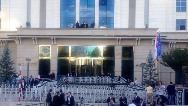 AK Parti'de balkon konuşması hazırlığı, o pankart açıldı