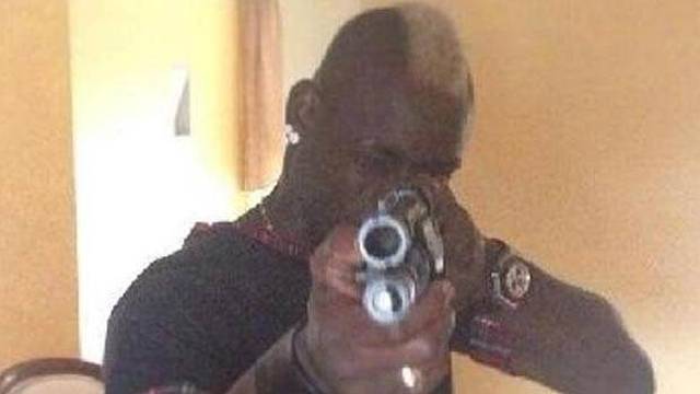 Balotelli yine yaptı yapacağını!