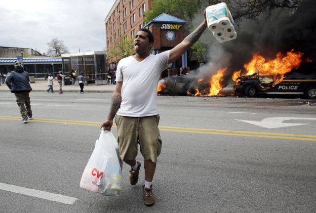 Baltimore'da marketler yağmalandı