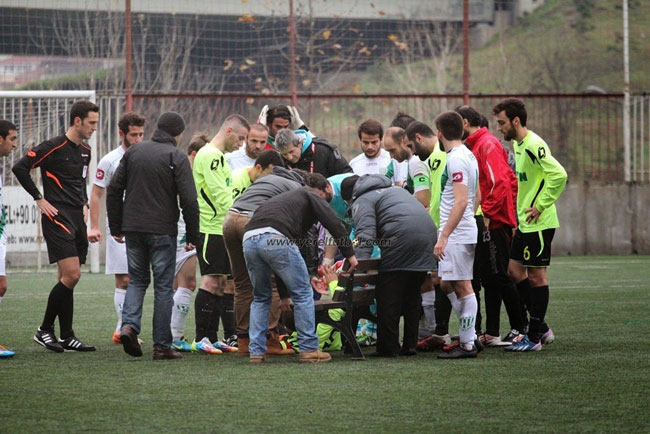 Ayağı kırılan futbolcuyu bank ile taşıdılar!