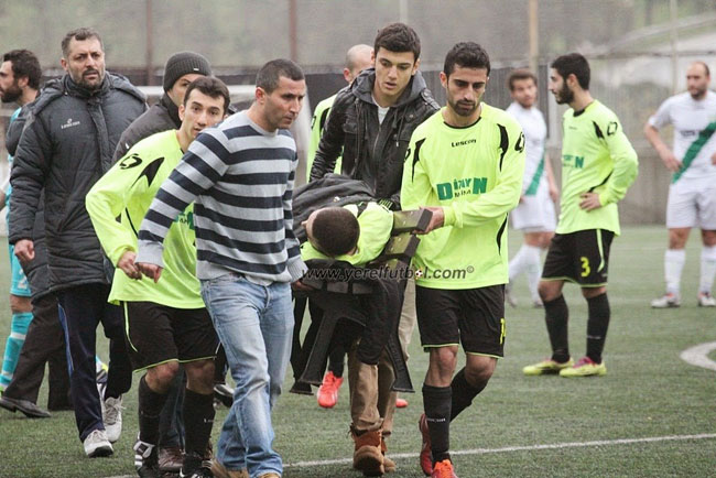 Ayağı kırılan futbolcuyu bank ile taşıdılar!