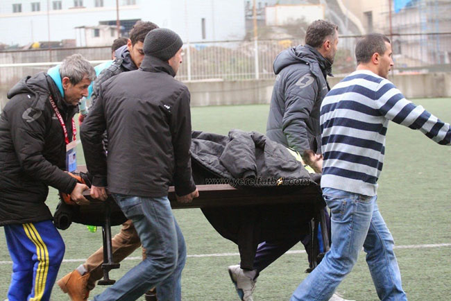 Ayağı kırılan futbolcuyu bank ile taşıdılar!