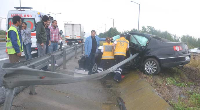 TEM'de dehşet! Bariyer otomobile ok gibi saplandı