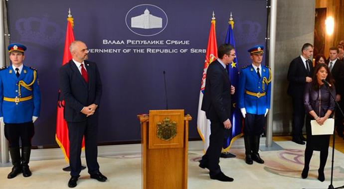 Başbakanların bu kavgası basın toplantısına damga vurdu!