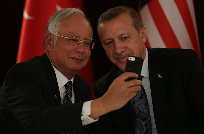 Başbakan Erdoğan selfie çekti