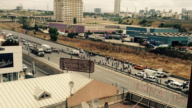 Basın Ekspres yoluna yüksek gerilim hattı devrildi