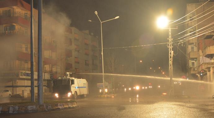 Batman'da polise bombalı, molotoflu saldırı