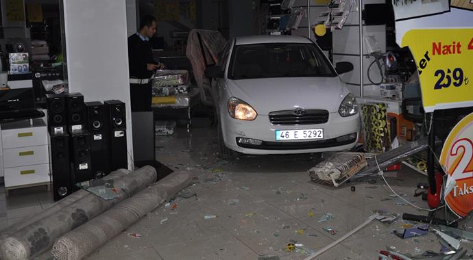 Bayan sürücü vitesleri karıştırdı, otomobil işyerine girdi