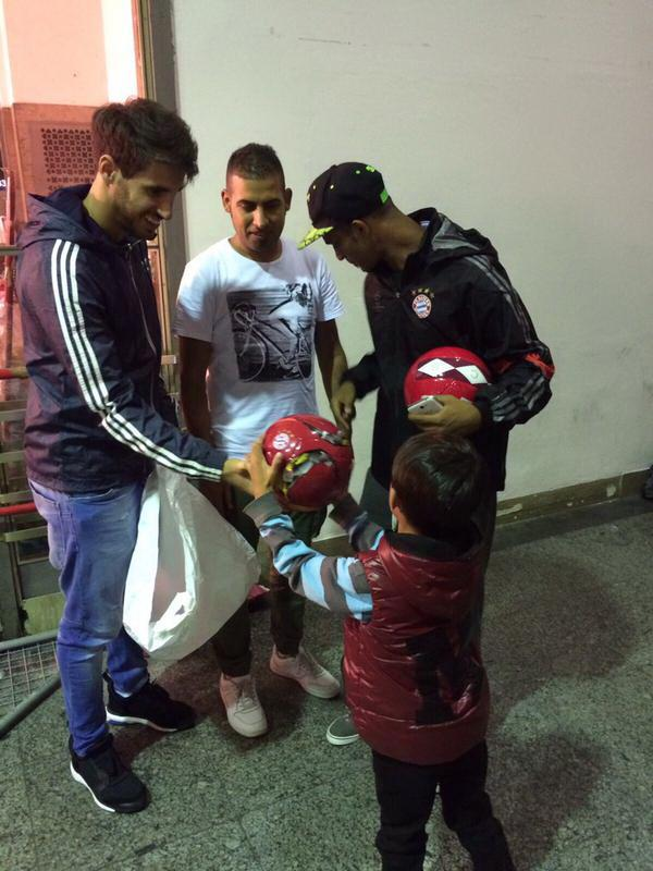 Bayern Münih'li Javi Martinez, Münih tren garında mültecileri...