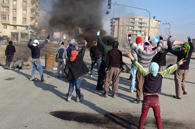 Yüksekova karıştı! Polis müdahale ediyor