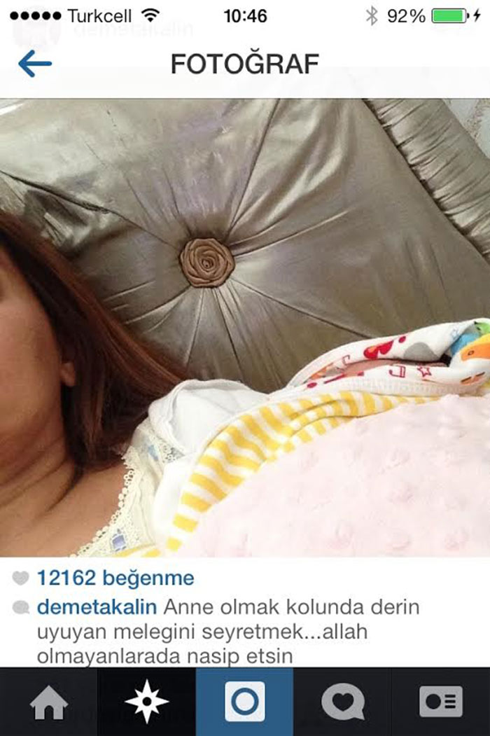 Demet Akalın kızıyla birlikte ilk kez poz verdi