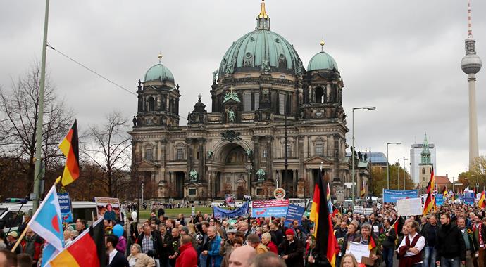 Göçmen karşıtı binlerce Alman, Berlin'i savaş alanına çevirdi