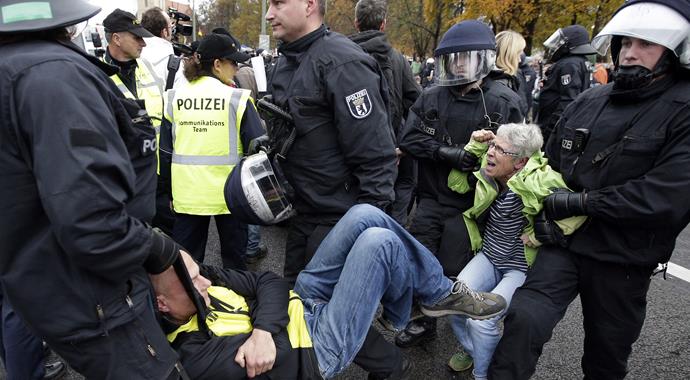 Göçmen karşıtı binlerce Alman, Berlin'i savaş alanına çevirdi