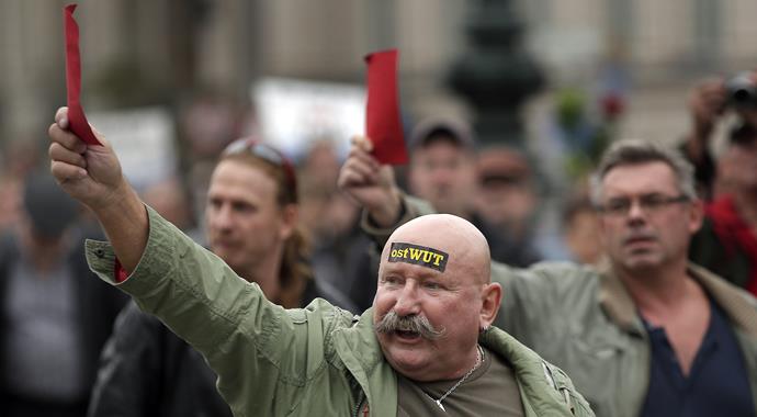 Göçmen karşıtı binlerce Alman, Berlin'i savaş alanına çevirdi