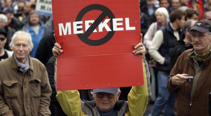 Göçmen karşıtı binlerce Alman, Berlin'i savaş alanına çevirdi