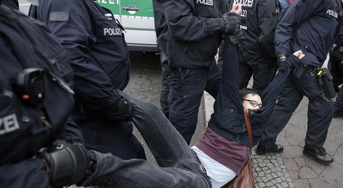 Göçmen karşıtı binlerce Alman, Berlin'i savaş alanına çevirdi