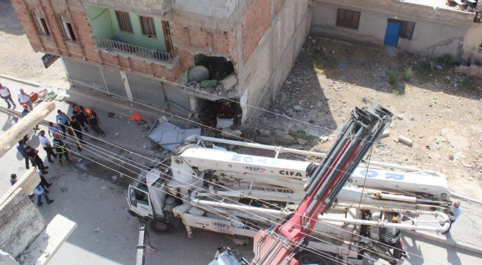 Beton mikseri 2 kişiyi ezdi!