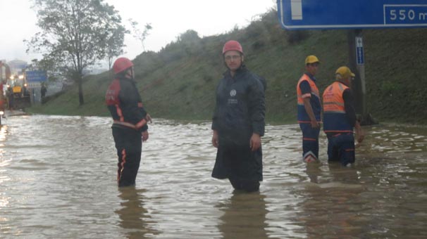 Beykoz'da sel baskını...Çok sayıda araç mahsur