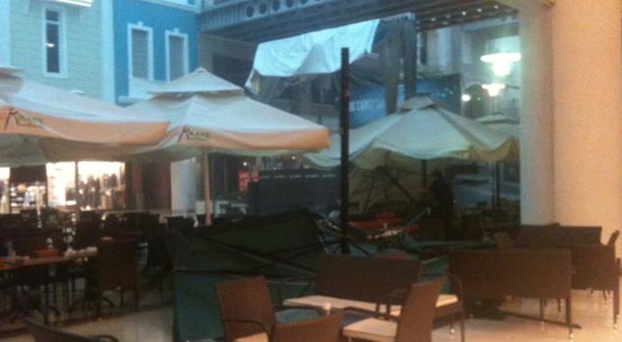 Beylikdüzü'nde AVM'yi su bastı!