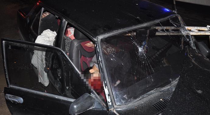 Kamyonetten düşen demir otomobilin camından girdi: 1 ölü, 3 yaralı