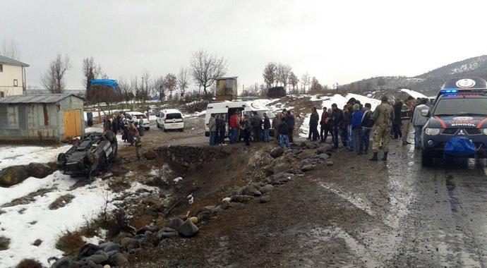 Yolcu minibüsü şarampole uçtu: 11 yaraı