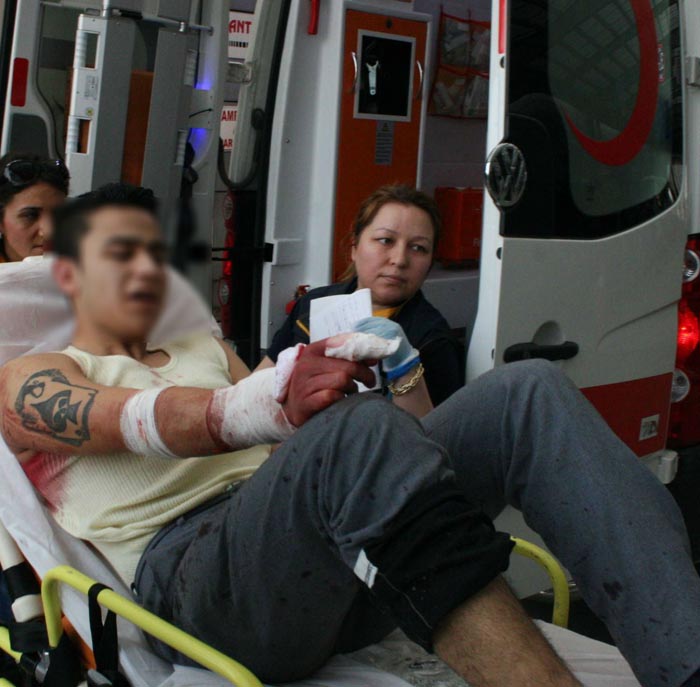 Lise öğrencisi okulda müdür yardımcılarını bıçakladı