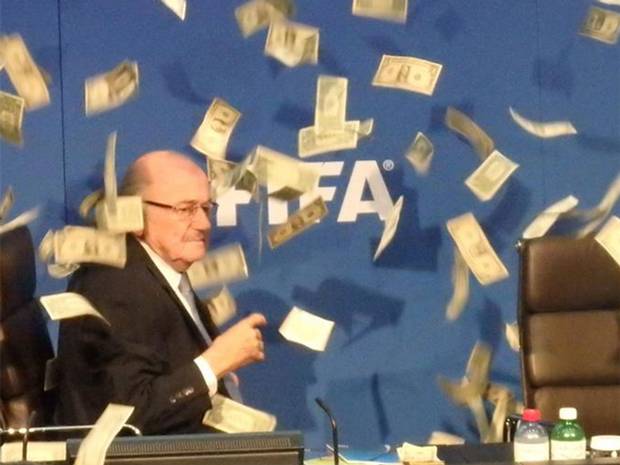Blatter'e 'paralı' protesto