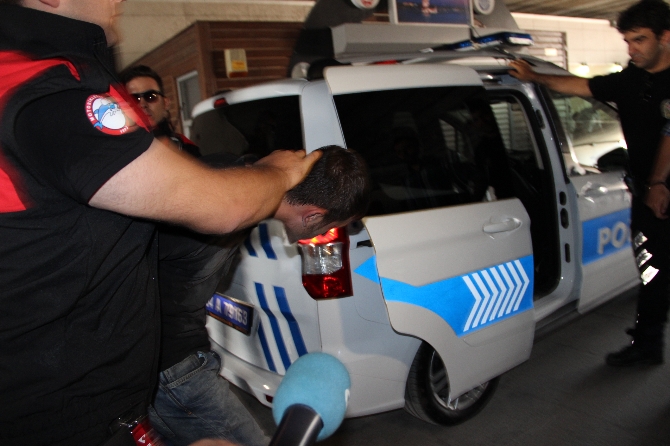 Metrobüste 2 PKK'lı silahlarıyla birlikte yakalandı!